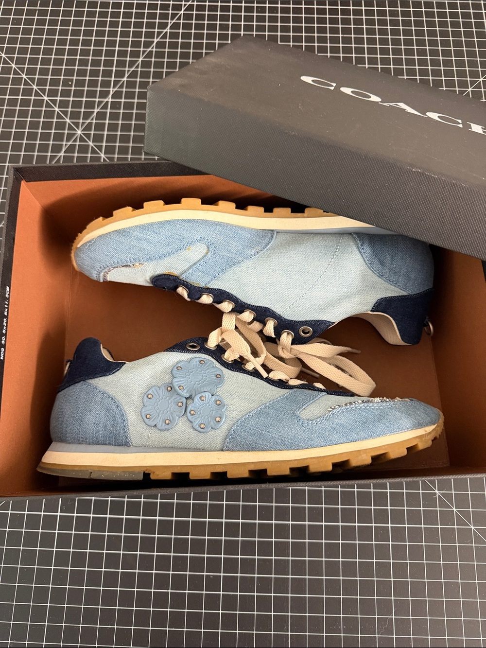 Great Condition Women Coach Sneakers Size 9. - Picture 10 of 10